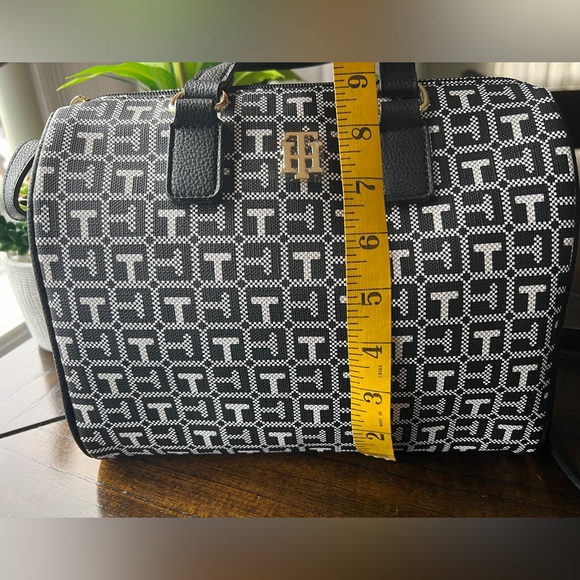 Tommy Hilfiger Signature Handbag/Crossbody - Picture 3 of 11